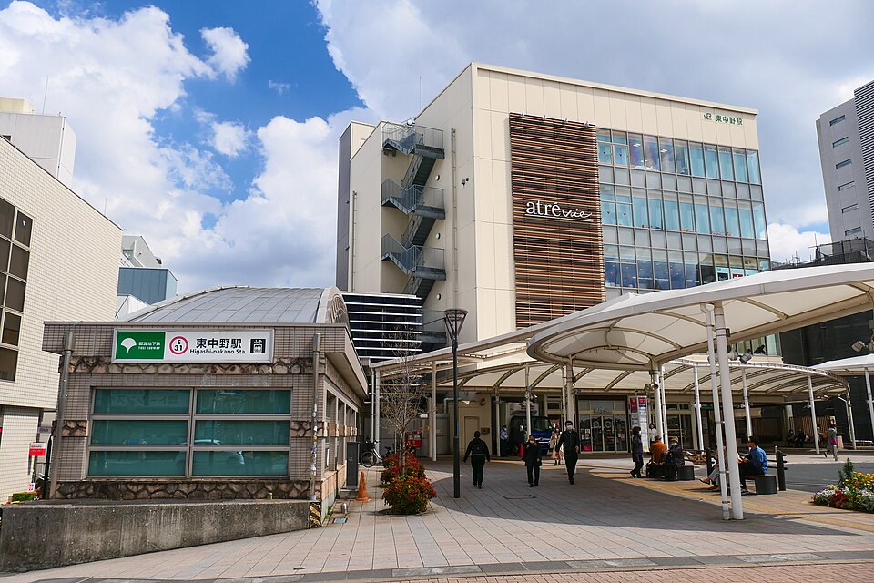 アトレヴィ東中野の駅ビルと西口の駅前(2023年撮影)