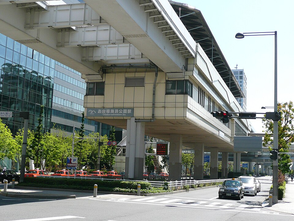 高架下から見たお台場海浜公園駅の外観(2010年撮影)