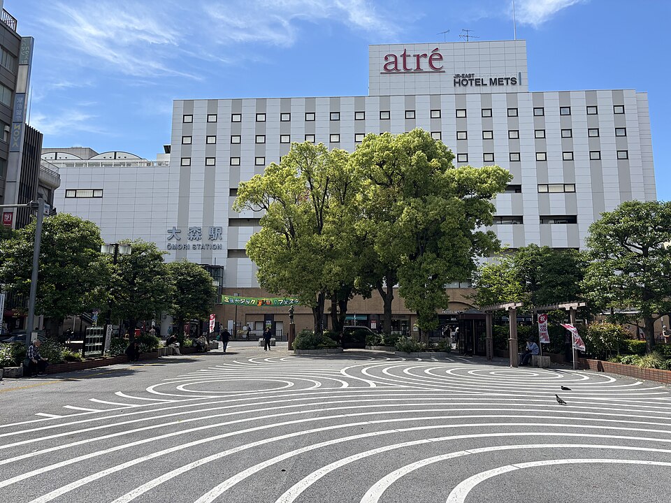 駅前広場から見た大森駅東口とアトレ大森(2026年撮影)