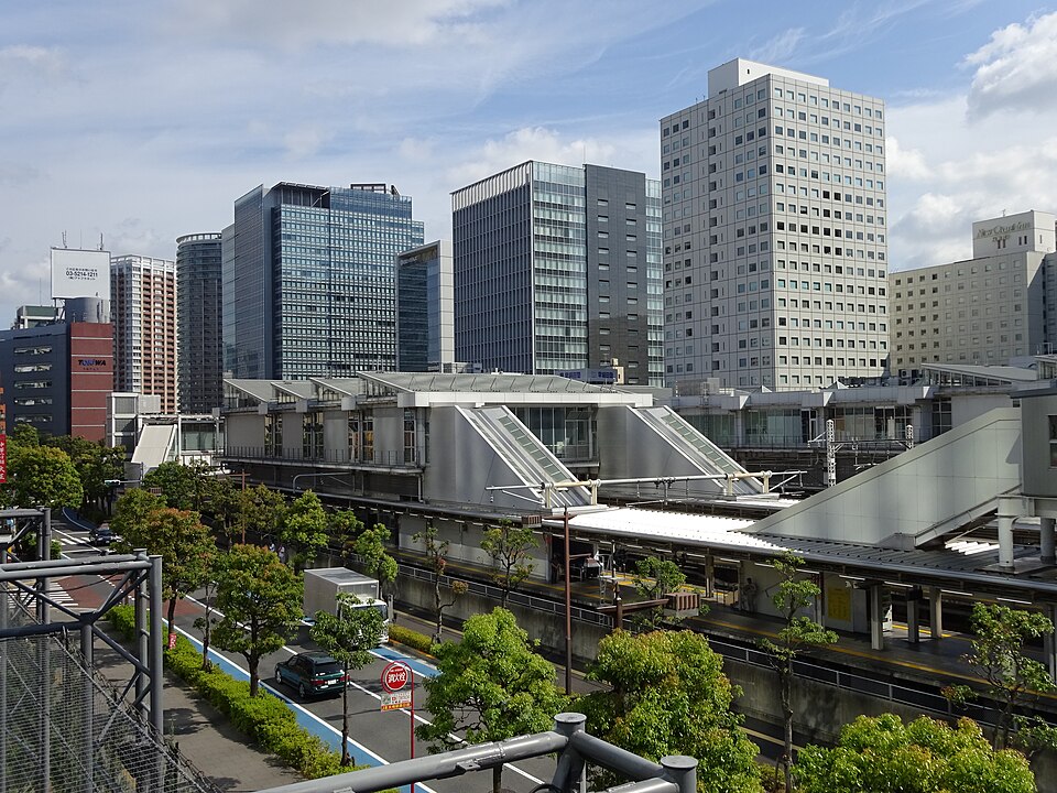 大崎駅西口の駅舎と周辺のビル(2016年撮影)