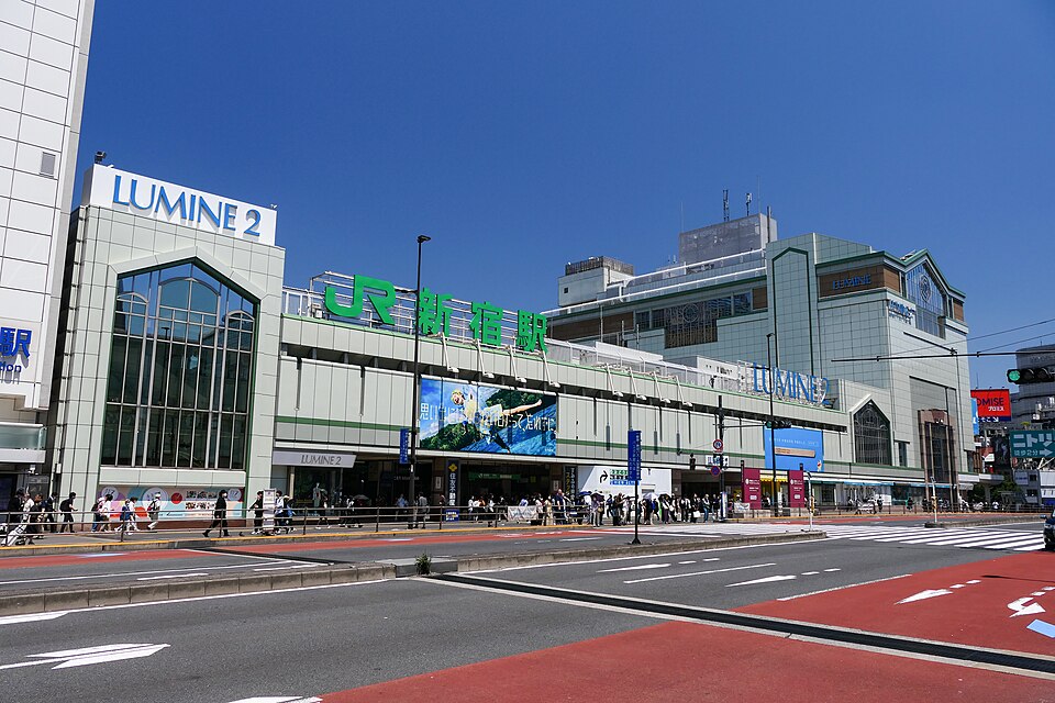 新宿駅南口の駅舎とルミネ2(2023年撮影)